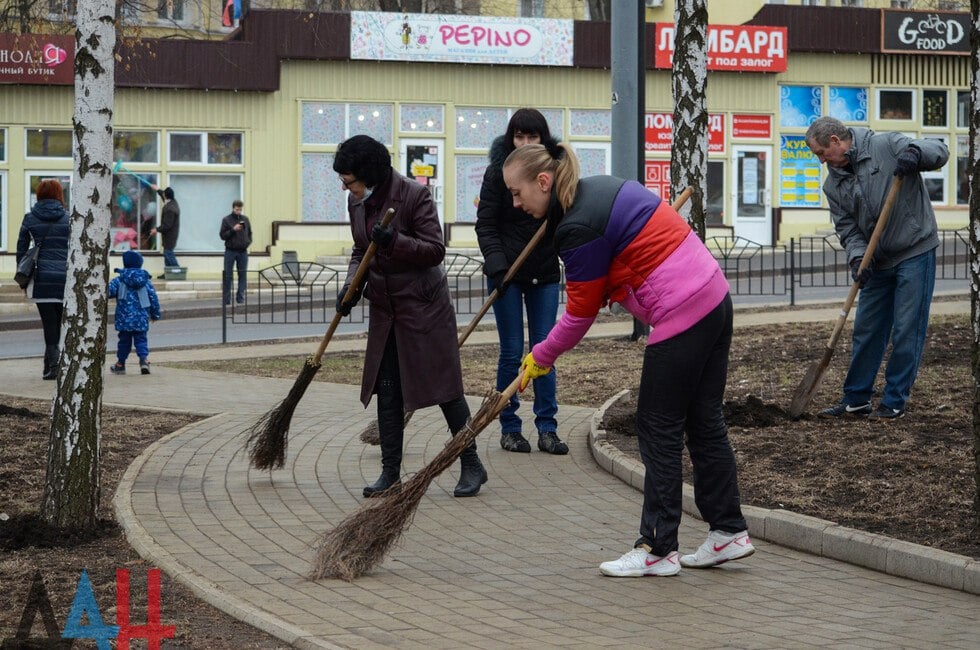 В ДНР первый общереспубликанский субботник 2025 года пройдет 15 марта  ДАН:    Написать в чат-бот  Об этом сообщил Глава ДНР Денис Пушилин. Он пригласил жителей Республики присоединиться к коллективной уборке и пообещал постараться обеспечить всех необходимым инвентарем.  Главам муниципалитетов Пушилин также поручил благоустроить территории у стел на въездах в города и поселки.  Читать полностью