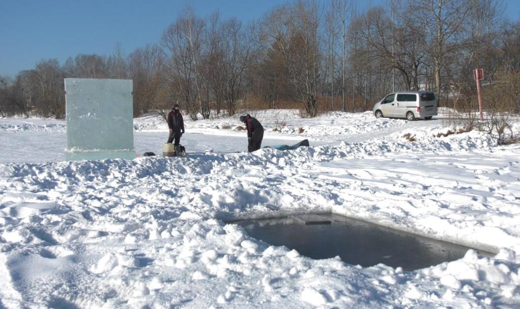 Крещенский городок вновь обустроят в районе Невского залива в Биробиджане В Биробиджане идет подготовка к одному из самых главных православных праздников Крещению Вопросы подготовки обсудили на совещании при мэре Биробиджана Алексее Кузьмине Крещенский городок будет развернут в районе Невского залива В настоящее время идут подготовительные работы Чин великого освящения воды 0 на Невском заливе пройдет 19 января с 13 00 по местному времени Набрать освещенной воды можно будет в Кафедральном соборе Благовещения Пресвятой Богородицы Церкви Николая Чудотворца и Церкви Казанской иконы Божией Матери Биробиджан 2 Храме в честь благоверного великого князя Александра Невского ул Шалаева 6 Подробнее читайте по ссылке   riabir ru 475185
