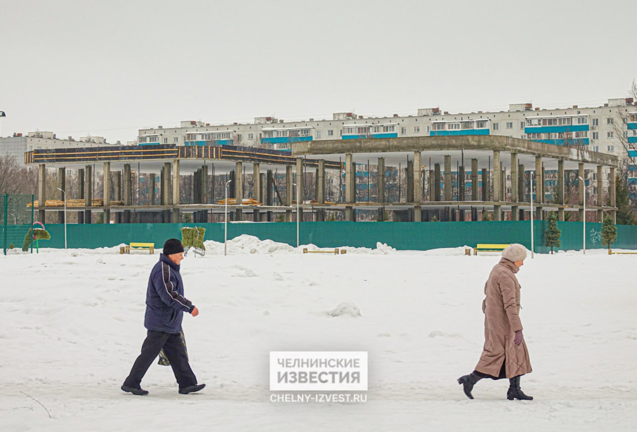 В Челнах в феврале построят третий корпус Центра общественного питания  В парке Победы идет активная застройка Центра общественного питания.   «На конец января 2025 года строителями подняты два корпуса. В феврале построят третий. В настоящее время ведутся монолитные работы, – пояснил представитель застройщика. – Завершить строительство планируется в декабре этого года».   Площадь Центра общественного питания составит 1700 квадратных метров, общая территория объекта с зелеными зонами – около 3000 квадратных метров. Внутри будут расположены рестораны и кафе для семей с детьми, пенсионеров и для других. Сегодня ведутся переговоры с теми, кто захочет освоить площади центра.