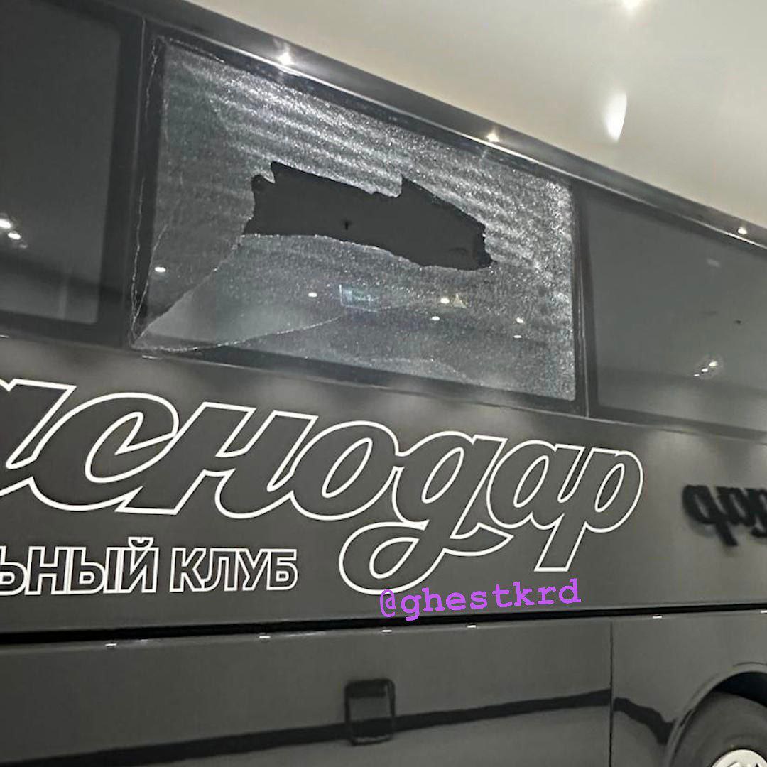 В автобус с футболистами Спартака кинули камень перед матчем с Краснодаром Он разбил окно Никто из игроков не пострадал команда уведомила о случившемся делегата До начала игры осталось чуть больше часа Наш канал в MAX   Поддержать канал голосом