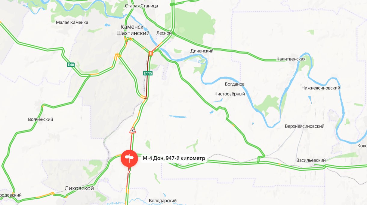 Затор образовался на федеральной трассе М 4 Дон в Ростовской области с 947 по 930 километры сообщили в Госавтоинспекции по региону Водителям посоветовали выбирать объездные пути Съезд на 931 километре М 4 через город Каменск Шахтинский далее на Р 260 через хутор Волченский города Гуково и Зверево Съезд на 937 км с М 4 на Р 260 так же через указанные населённые пункты Съезд на 944 км развязка в п Обуховский через мкр Лиховской далее через Зверево и Гуково с выездом на М 4 на 960 и 965 километрах Фото сервис Яндекс Карты Вести Дон Telegram MAX