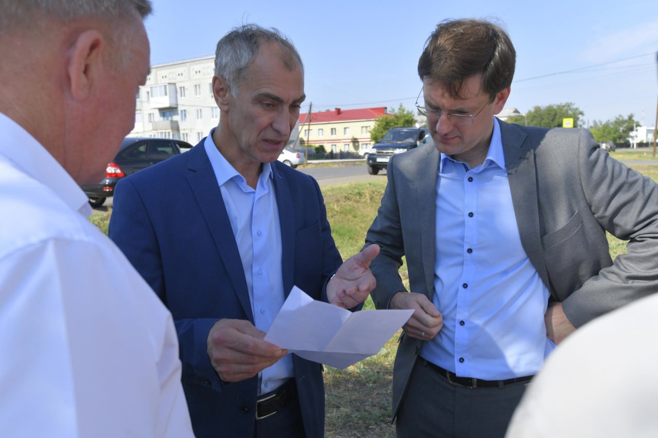 Экс-замминистра омского труда Сергея Добрых задержали за злоупотребление властью  Сергей Добрых, бывший первый заместитель министра труда и социального развития Омской области, оказался под следствием по подозрению в превышении должностных полномочий. Уголовное дело было возбуждено не только в отношении него, но и других сотрудников министерства труда, а также директора «Омского дома-интерната».  По версии следствия, подозреваемые использовали внебюджетные средства учреждения для приобретения автомобиля стоимостью более 3,3 миллиона рублей. Вместо того чтобы служить интересам дома-интерната, этот автомобиль был передан в управление другого госучреждения для нужд самого Добрых. В ближайшее время следствие планирует обратиться в суд с просьбой о домашнем аресте для обвиняемого.  Фото: министерство труда и социального развития Омской области