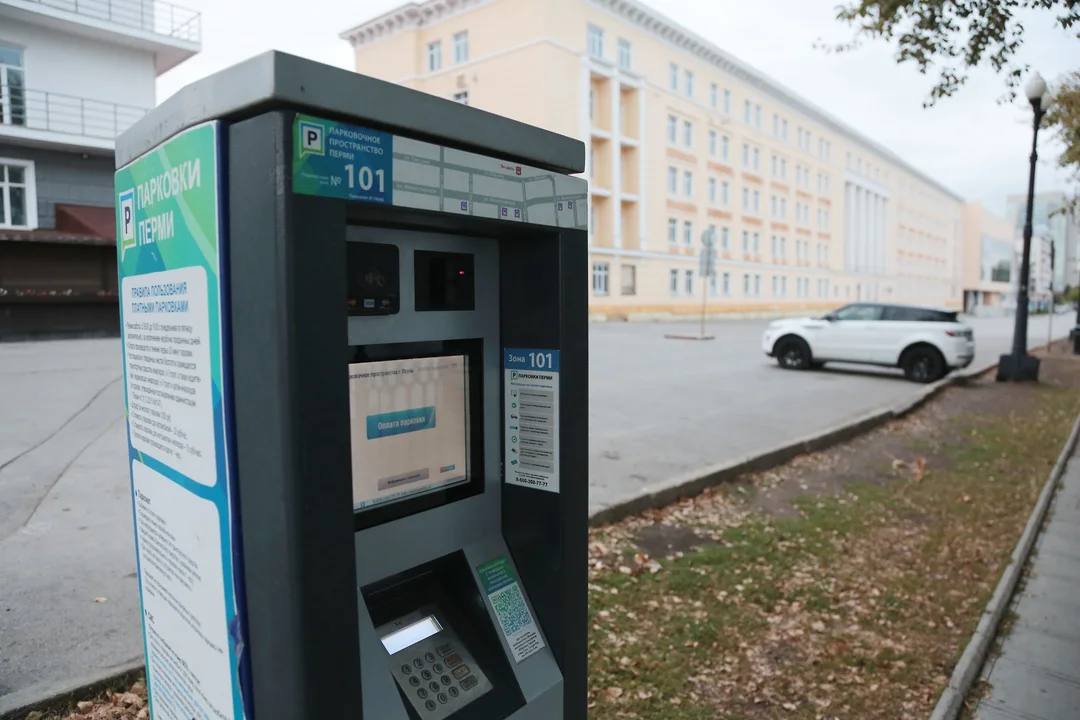 В Перми поднимут цены на парковки в центре города В Перми с 10 ноября планируется повышение стоимости платных парковок в тарифных зонах 101 и 103 Об этом сообщает пресс служба городской администрации В зоне 101 час парковки будет стоить 30 руб в 103 40 руб Ранее стоимость парковочных мест на этих территориях составляла 20 и 30 руб соответственно Зоны парковки включают в себя часть улиц Монастырской Пермской Луначарского Петропавловской Советской Ленина Краснова Тимирязева Также тарифная зона 103 будет объединена тарифной зоной 102