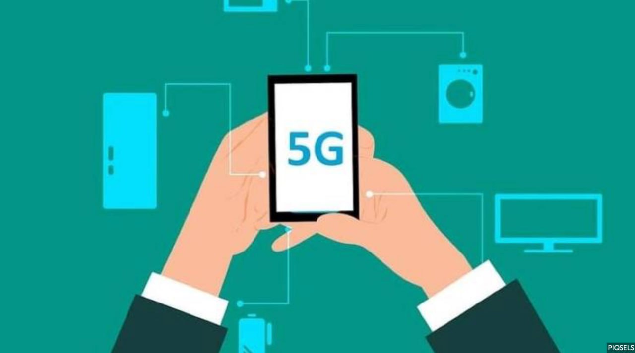 В Москве испытали антенну для 5G отечественного производства  В Москве успешно прошли испытания антенны для сети 5G в составе отечественной базовой станции. Об этом говорится в сообщении столичного Департамент информационных технологий  ДИТ , которое опубликовано в Telegram-канале ведомства. По словам заместителя руководителя ДИТ Евгения Новикова, устройство разработали специалисты Московского физико-технического института  МФТИ .  В частности, отмечается, что в процессе тестирования удалось достичь скорости передачи данных до 1 Гбит в секунду. При такой скорости полнометражный фильм в HD-качестве загружается всего за 30 секунд, что в 10 раз быстрее стандартного домашнего интернета. «Антенна является на 100% отечественной, включая соединители и винты. Это усложняет процесс разработки и производства, а также накладывает ряд ограничений», — рассказал начальник Отдела прикладных исследований и разработок перспективных решений сотовой связи МФТИ Григорий Серегин.   Тем не менее, добавил специалист, результаты тестирования показали принципиальную возможность работы сетей пятого поколения на базе российских технических решений. «А это означает технологическую готовность к развертыванию коммерческих сервисов», — резюмировал Серегин.    Монокль: главное о русском бизнесе и не только   Подписаться