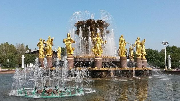 Волна тепла в столичном регионе достигла апогея Волна аномально жаркой погоды, начавшаяся в столичном регионе неделю назад с превышения дневным максимумом отметки в +25°, достигла свое пика. Как и ожидалось, сегодняшний день в Москве стал самым тёплым как с начала этой «волны», так и с начала года. К 13 часам температура воздуха в городе, по данным базовой метеостанции столицы ВДНХ, достигла +28,5°, что на 0,8° выше, чем у прежнего лидера списка самых тёплых дней 25 мая. Несмотря на облака, которых в небе над столицей становится всё больше, прогрев пока продолжается, так что точное значение максимальной температуры воздуха сегодняшнего дня станет известно после 21 часа, когда будут сняты показания с максимальных термометров. Не отстаёт и Подмосковье – в Люберцах температура воздуха уже достигла отметки в +29,6°. Завтра в столичном регионе начнётся смена синоптических процессов, и хотя температурные показатели по-прежнему будет выше климатической нормы, в их изменении появится тенденция к понижению. #погода #прогнозпогоды #погодавмоскве #рекорд