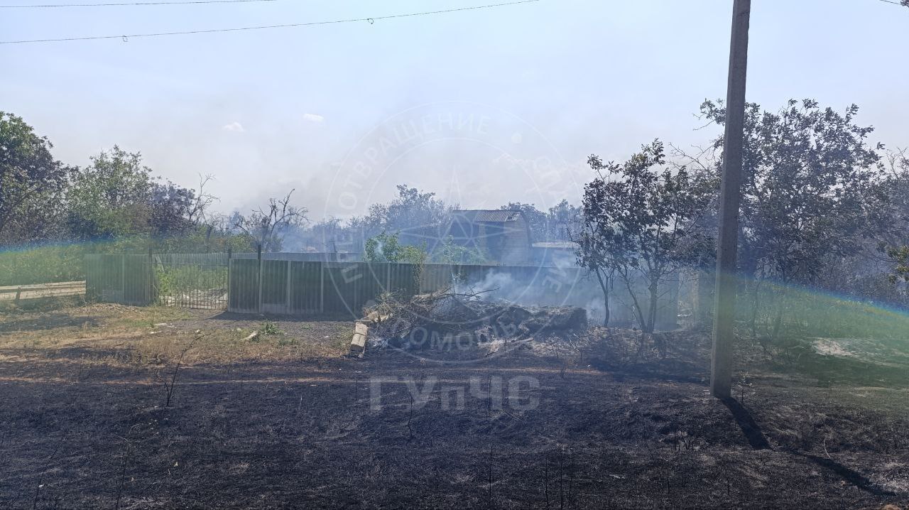 Пострадала в результате пожара Напомним, днём 28 июля, в Тирасполе горели дачные участки. 39-летняя женщина в этот момент спасала свою территорию от огня. Надышалась дымом и обратилась в Республиканскую клиническую больницу. Общая площадь вчерашнего пожара составила 16 гектаров. На участках пострадали десятки строений, часть из которых полностью сгорели. Пресс-служба ГУпЧС МВД ПМР