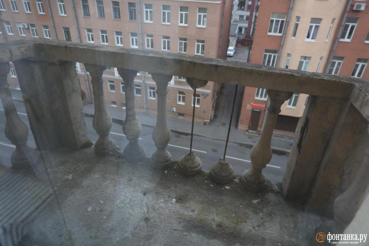 Ближайший к стройке Большого Смоленского моста жилой дом, который не приговорен к расселению и сносу, пошел трещинами. Если раньше щели появлялись только на брандмауэре, теперь жильцы находят их и в квартирах. Мониторинг за состоянием здания не предусмотрен, поскольку считается, что оно находится слишком далеко от места проведения работ. Еще дому нужен капремонт инженерных систем за 28,6 млн рублей, но сделать его город сможет не раньше 2029–2031 годов.
