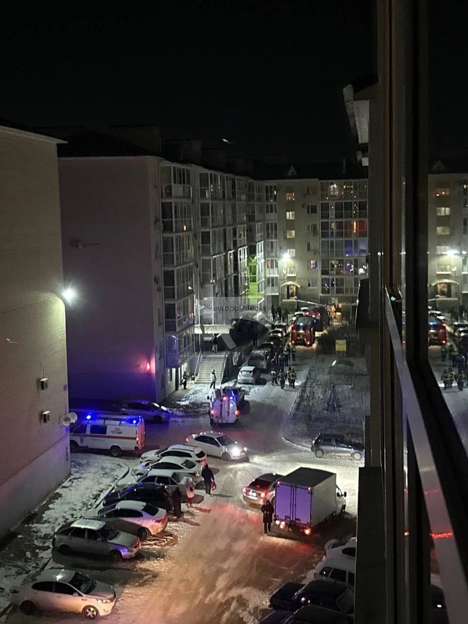 Хлопок произошел в жилом доме на ул Полеводческой в Ставрополе Как сообщили в администрации города причиной стало нарушение правил эксплуатации газового баллончика объёмом 300 мл В квартире выбито балконное остекление повреждены входная дверь и натяжной потолок Пострадавших нет Фото очевидцы   Stavropol Media Прислать новость