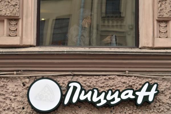 Основатель Росинтер Ресторанс стал владельцем сети Pizza Hut Ростислав Ордовский Танаевский Бланко купил российские рестораны которые теперь работают под брендом PizzaH Американская Pizza Hut одна из крупнейших мировых сетей пиццерий работала в России по франшизе с 1991 года В 2022 м польский холдинг AmRest который управлял сетью в стране продал все активы группе российских инвесторов крупнейшим из которых был топ менеджер Росинтера Подпишись на Говорит Москва