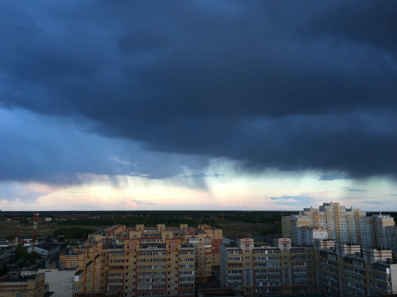 Авиакомпания предложила пассажиру, которому не хватило места в самолете, добираться домой, в Омск, из Кавминвод через... Казахстан. Такой вариант пути пассажира не устроил. Ему пришлось потратиться на билет на поезд, который отвез его в родной город напрямую. По приезде он подал в суд. Теперь авиакомпании придется заплатить за овербукинг. Подробности истории описали в материале Profi.Travel. #авиакомпания #овербукинг #суд #омск #казахстан #кавминводы