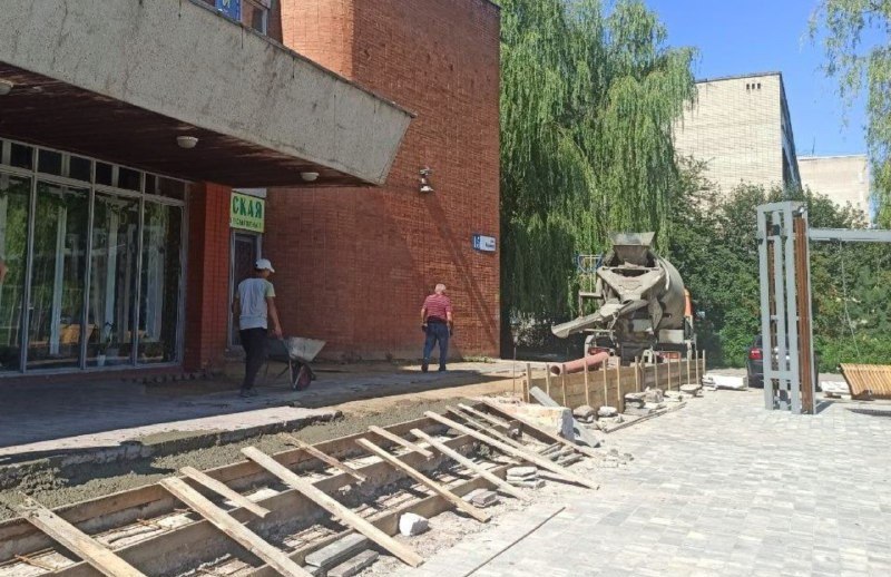 В Обнинске ремонтируют вход в Оздоровительные бани   У здания бань на Королева приводят в порядок входную группу. Сейчас идут подготовительные работы: демонтаж старых конструкций, армирование будущих элементов, установка опалубки. Сегодня подрядчик приступил к заливке бетона, уже установлен пандус. Завершение всего комплекса работ планируется до конца сентября, по возможности – раньше.