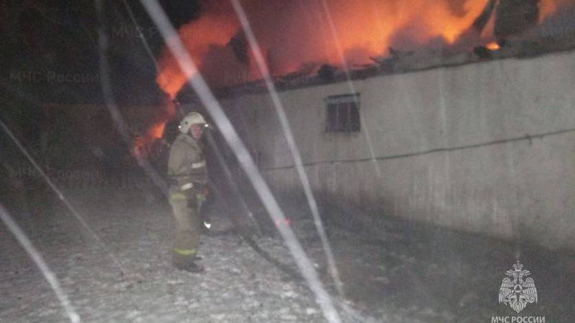 В Покровском районе сгорела хозяйственная постройка  Причиной пожара могло стать короткое замыкание. На месте происшествия работали несколько пожарных расчетов    Вести-Орел. Подписаться