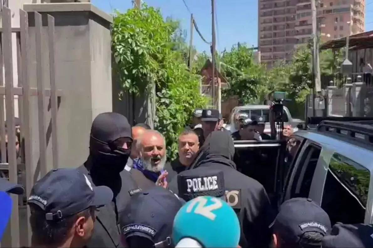 Лидер движения "Священная борьба" Баграт Галстанян, выступающий против политики Никола Пашиняна, и несколько представителей оппозиции задержаны. Из сообщения СК следует, что архиепископ обвиняется в подготовке терактов и попытке захвата власти в Армении. Его вывели из резиденции, посадили в автомобиль и увезли в неизвестном направлении.