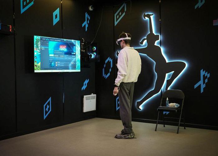 Первый центр фиджитал спорта для региональной сборной открыли в Челябинске Первый фиджитал центр совместивший компьютерные игры с реальными видами спорта появился в центре Челябинска Здесь дети погружаются в виртуальную реальность в борьбе за медали в копилку региона Как развивают спортсменов в новой дисциплине накануне изучил губернатор Алексей Текслер В центре собраны игровой клуб на двадцать компьютеров VR зона и игровые приставки а уже на улице ждут площадки воркаута стритбола и мини футбола Развитие фиджитал спорта в Челябинске не только помогает успевать за будущим но и помогает привлечь к здоровому образу жизни молодое поколение Глава региона во время экскурсии подчеркнул особую важность такого центра Для детей это возможность Все родители говорят что дети все больше и больше сидят за компьютером и это как раз мотивация заниматься современным направлением Детям интересно заниматься физическим спортом и объединять это в один формат в этом основная идея считает Алексей Текслер В любом случае это уже настоящее Но понимаем что фиджитал спорт будет дальше развиваться поэтому мы будем строить новые центры и в действующих спортивных объектах это развивать Первое время центр будет работать в тестовом формате Около полутора месяцев спортсмены будут осваивать технологии приучаться к порядку Но вскоре инновационные тренировки станут доступны и для незнакомых с фиджитал спортом челябинцев В ближайших планах нового центра участие в турнирах и продолжение их организации формирование региональных сборных привлечение и тренировка школьников и студентов А Алексей Текслер уточняет что одна из главных целей занимать призовые места чтобы уже в следующем году региональная команда смогла попасть на Игры будущего Подписаться на vecherchel   Голосовать за канал