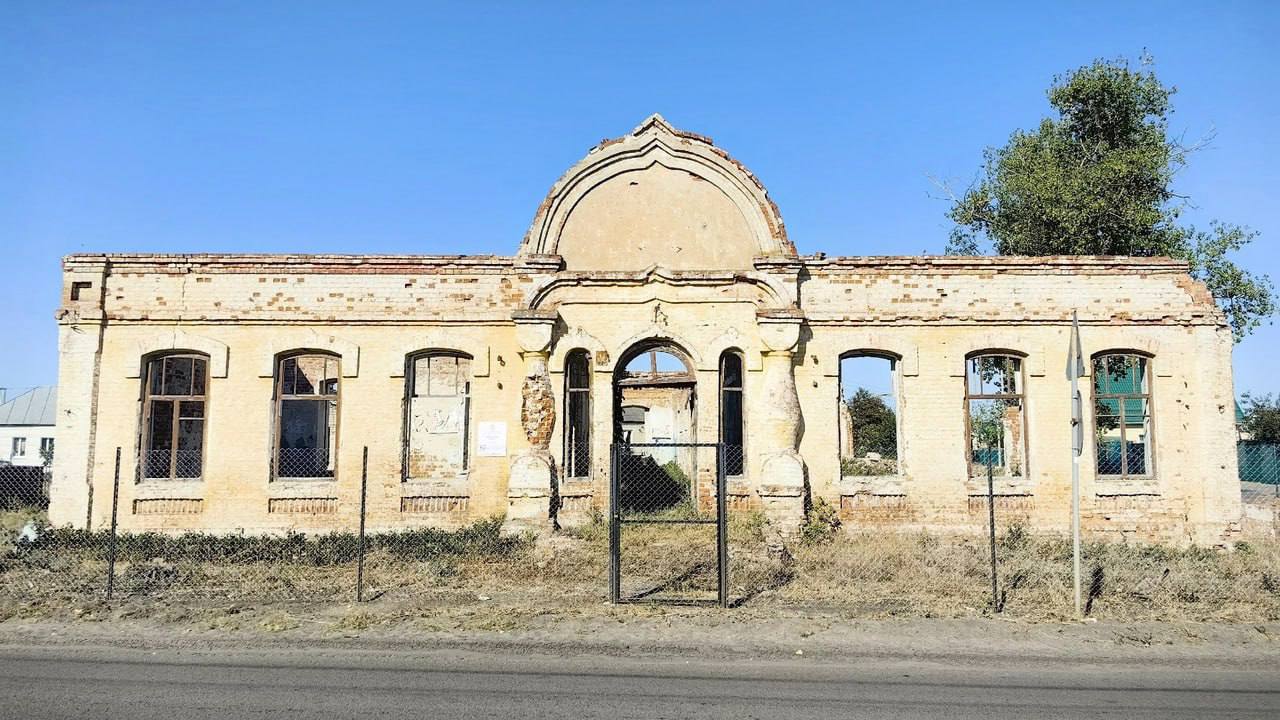 Приходская школа разваливается на глазах в Боровом  Заброшенное здание старинной школы на улице Героев России разваливается на глазах: отсутствуют окна, крыша, стены рушатся. Несмотря на табличку «объект культурного наследия», ремонт не ведётся.  Собственнику — приходу храма во имя Святой Живоначальной Троицы — региональные власти направили предупреждение.     !