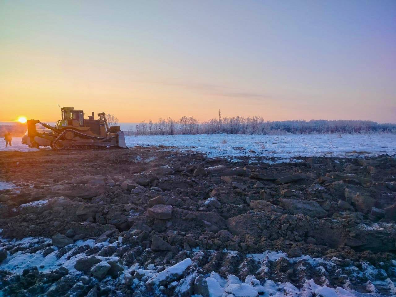 Остатки балагана и хозяйственные ямы обнаружили на месте строительства Ленского моста в Якутии Артефакты обнаруженные в ходе раскопок в Якутии на месте строительства мостового перехода на реке Лене планируют показать в ходе научно практической конференции которая будет посвящена истории Мегино Кангаласского района По обнаруженным артефактам археологи предполагают что в древнем поселении жили мастера которые специализировались на изготовлении берестяных изделий на технологической обработке шкур и меха ulusmedia Читайте нас в MAX