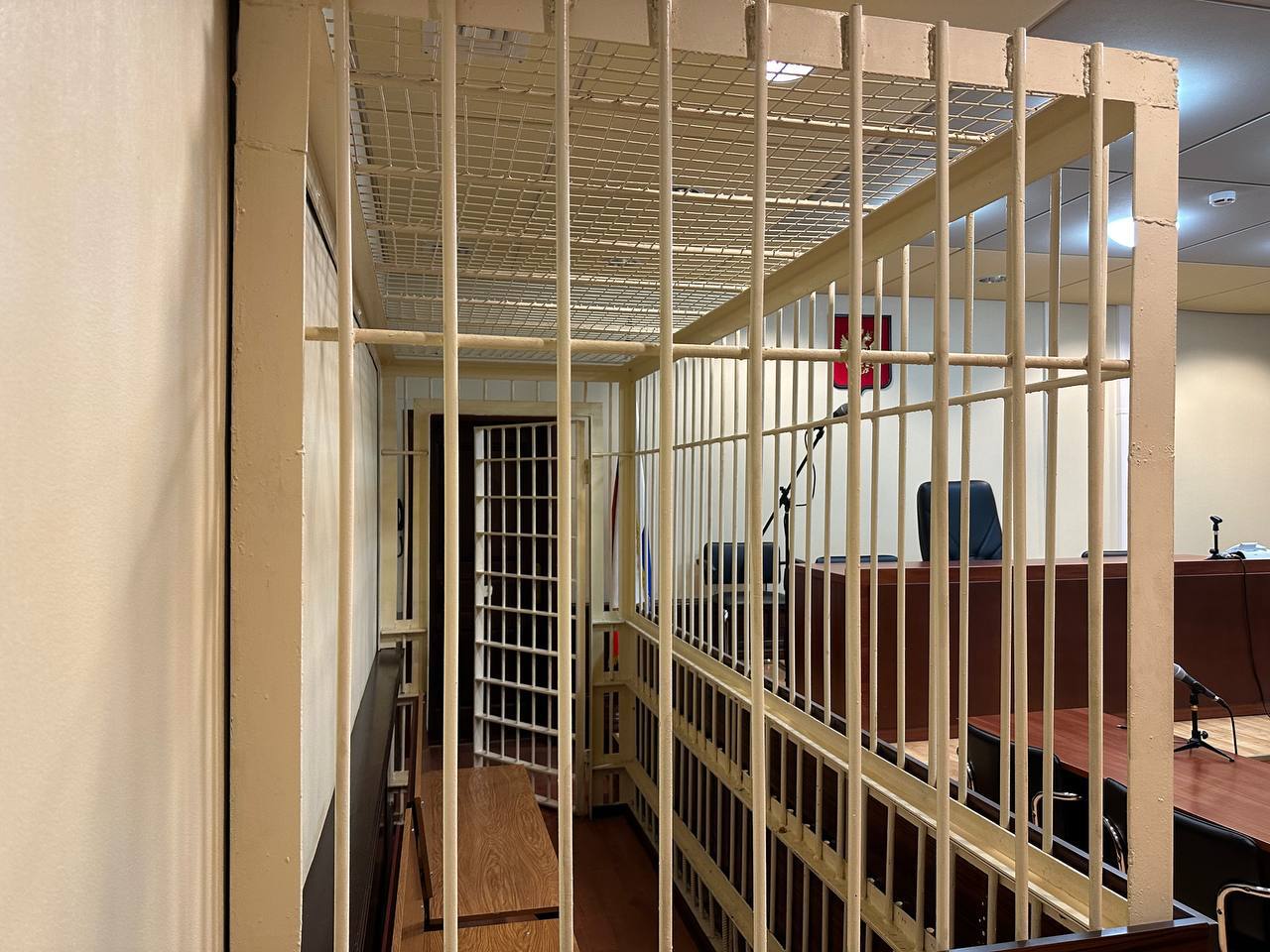 В Хабаровском крае вынесен приговор по уголовному делу о шпионаже приготовлении к террористическому акту и содействии террористической деятельности 1 й Восточный окружной военный суд вынес приговор по уголовному делу в отношении 41 летнего гражданина Украины Мужчина признан виновным по ст 276 УК РФ шпионаж ч 1 ст 30 п а ч 2 ст 205 УК РФ приготовление к террористическому акту ч 1 1 ст 205 1 УК РФ содействие террористической деятельности В суде установлено что в феврале 2022 года подсудимый в сети Интернет установил контакт с представителями Украины и по их заданию отправил им фотоизображения авиационной техники с указанием места ее размещения Кроме того мужчина собирался совершить поджоги автомобилей военнослужащих участвующих в проведении специальной военной операции Однако довести преступление до конца он не смог поскольку был задержан сотрудниками УФСБ России по Хабаровскому краю  С учетом позиции государственного обвинителя суд приговорил виновного к 21 году лишения свободы с отбыванием первых 10 лет в тюрьме оставшихся в исправительной колонии строгого режима Прокуратура Хабаровского края