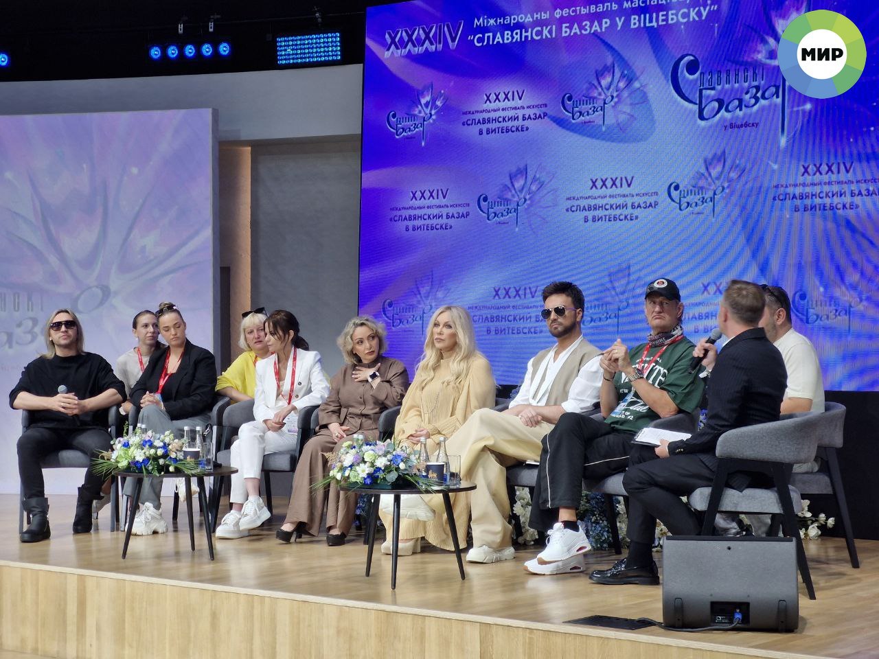 Жюри конкурса эстрадной песни "Витебск" оценили первый день выступления участников "Славянского базара". Судьи конкурса подчеркнули, что в первый день их приятно удивили конкурсанты. В первый конкурсный день участники исполнили мировые хиты. По итогам выступлений на международном конкурсе исполнителей эстрадной песни "Витебск" лидирует Доменико Барбера из Италии. Сегодня конкурсанты исполнят славянский хит в сопровождении оркестра. Напомним, что за главный приз борются молодые артисты из 14 стран.
