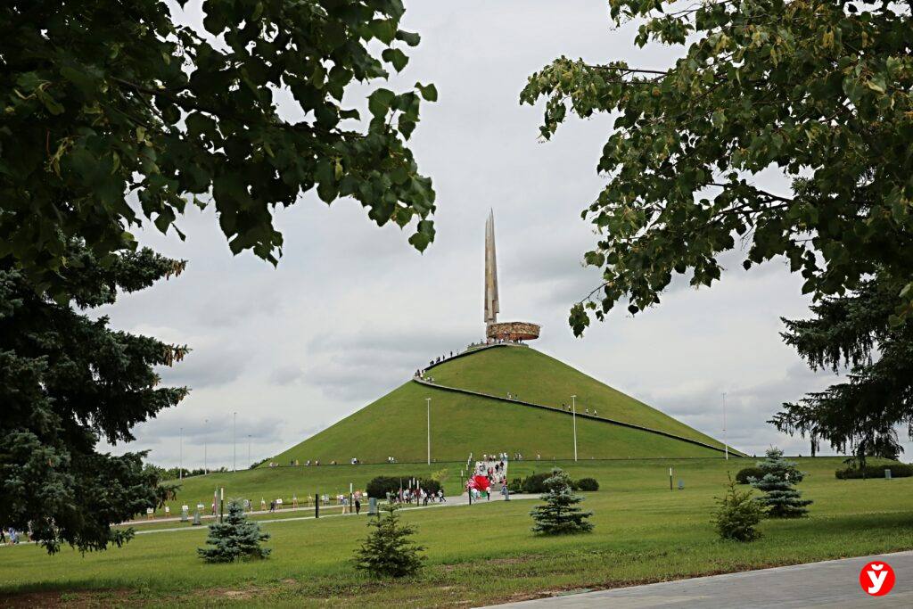 Во время субботника на МК Курган Славы заложат парк в форме крыльев аиста Это уникальное пространство станет не только местом для отдыха и прогулок но и важным культурным объектом здесь будет высажено 400 деревьев и кустарников В регионах будут благоустроены городские скверы парки отдыха придорожные полосы дорог будут выполнены работы по посадке деревьев и декоративного кустарника В Минской области на субботнике планируется заработать более 2 млн рублей Эти средства будут разделены на три части 50 пойдут на строительство Национального исторического музея Беларуси по 25 на разработку проектно сметной документации исторического вала в Заславле и закупку медицинского оборудования строящегося хирургического корпуса МОКБ Приглашаем присоединиться к субботнику 25 октября каждого жителя Минщины Подписаться на канал