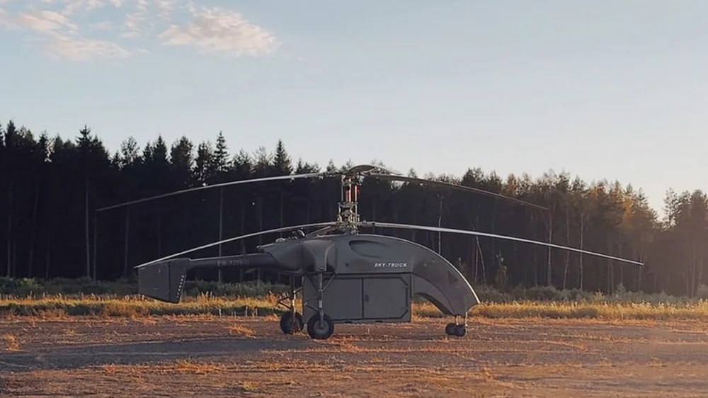 SKY TRUCK показал класс на грузовых испытаниях Белорусское КБ Беспилотные Вертолёты UAVHELI провело первую серию полётов с полезной нагрузкой транспортного БЛА SKY TRUCK в ходе которых подтвердилась готовность платформы к выполнению задач Изначально данный аппарат проектировался под российский двигатель ВК 650 но чтобы упростить выход на разные рынки и сертификации его также адаптировали под широкий ряд силовых установок включая Rolls Royce 250 C20 C30 C47 Перевозка грузов производится в подвесном контейнере AIRBOX под фюзеляжем БПЛА выполнен по соосной схеме данная компоновка облегчает базирование на компактных площадках Эксперт Денис Федутинов отмечает редкость тяжёлых беспилотных вертолётов такого класса и высокий потенциал беспилотной логистики в гражданском и военном сегментах ТТХ SKY TRUCK Макс взлётная масса 2 350 кг Полезная нагрузка до 600 кг Крейсерская скорость около 160 км ч Автономность до 4 часов Дальность до 480 км КБ Беспилотные вертолёты Постфактум Онлайн проект eMAKS aviasalonmaks