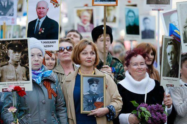 Акция «Бессмертный полк» пройдет в Калининграде после двухлетнего перерыва Власти Калининградской области приняли решение о проведении в этом году акции «Бессмертный полк» в Калининграде в очном формате, сообщил губернатор региона Алексей Беспрозванных. В последний раз в очном формате шествие проходило в 2022 г. По словам главы региона, шествие начнется 9 мая после военного парада в 11:00 от улицы Черняховского по Гвардейскому проспекту до мемориала 1200 воинам-гвардейцам. : официальный сайт движения «Бессмертный полк» Подпишитесь на «Ведомости Северо-Запад»