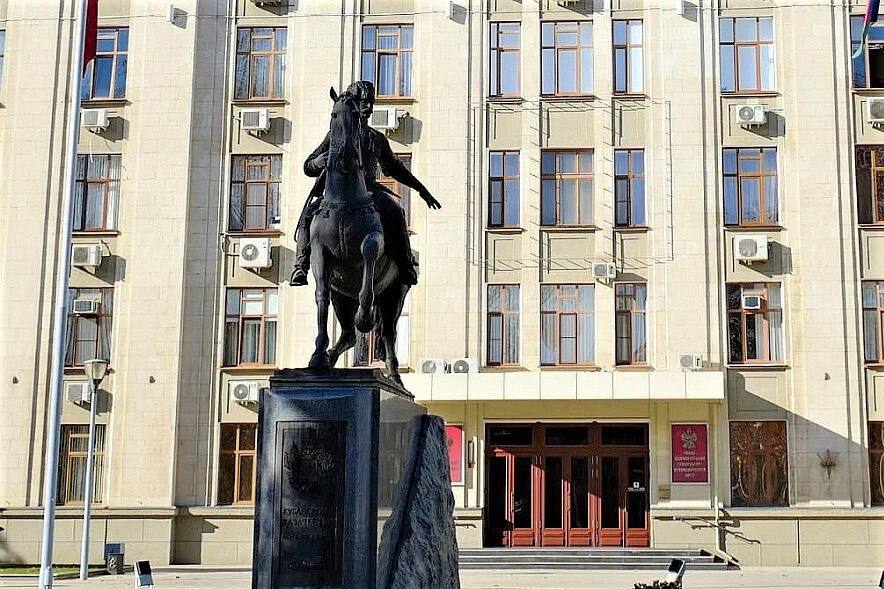 В 2026 году на Кубани сохраняется запрет на работу иностранных граждан по патентам Губернатор Вениамин Кондратьев подписал постановление с 1 января 2026 года иностранцев работающих по патенту нельзя привлекать во всех сферах экономики Исключение строительство крупных инвестиционных и социально значимых объектов Для них запрет начнёт действовать с 1 марта 2026 года Кубанские Новости   Мы в MAX