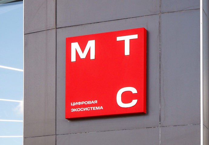 ФАС предупредила МТС о недопустимости нарушения мирового соглашения Мобильный оператор уведомил ведомство о повышении тарифов в среднем на 15 6 для 18 млн абонентов в феврале 2026 года В их числе граждане которых ранее в рамках исполнения предписания ФАС России и мирового соглашения компания уведомила о способах снижения стоимости услуг связи Служба направила МТС письмо в котором подчеркнула что повышение тарифов для этой категории абонентов нарушает условия мирового соглашения ФАС России считает такие действия мобильного оператора недопустимыми Компания должна сообщить о результатах рассмотрения письма ведомства в течение 2 рабочих дней с момента его получения В случае увеличения тарифов указанным категориям граждан ФАС России примет меры в соответствии с действующим законодательством Также служба проанализирует обоснованность повышения стоимости услуг связи для иных абонентов При наличии оснований ведомство примет меры антимонопольного реагирования