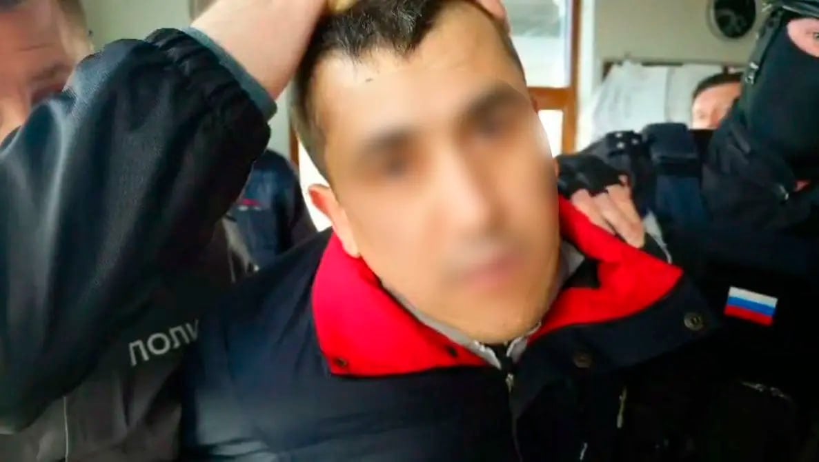 ↔ Двух мигрантов задержали в Питере и области за распространение детской порнографии Первого скрутили в Киришах. Им оказался 41-летний гражданин Узбекистана, работающий водителем грузовика. Через анонимный аккаунт в одной из социальных сетей он при помощи VPN-анонимизации разослал детское порно неопределенному кругу лиц. Второго выродка задержали в Петербурге. Это 46-летний приезжий, уборщик магазина правильного питания. Предполагается, что он тоже распространил запрещенные видео с детьми, а именно со своего телефона отправил через ВК ролики шести педофилам. Сейчас он под подпиской о невыезде, но может быть помещен в психбольницу. В мае за подобные злодеяния в отделе полиции оказался еще один мигрант. Он был владельцем целого чата в Telegram, где постили запрещенку.