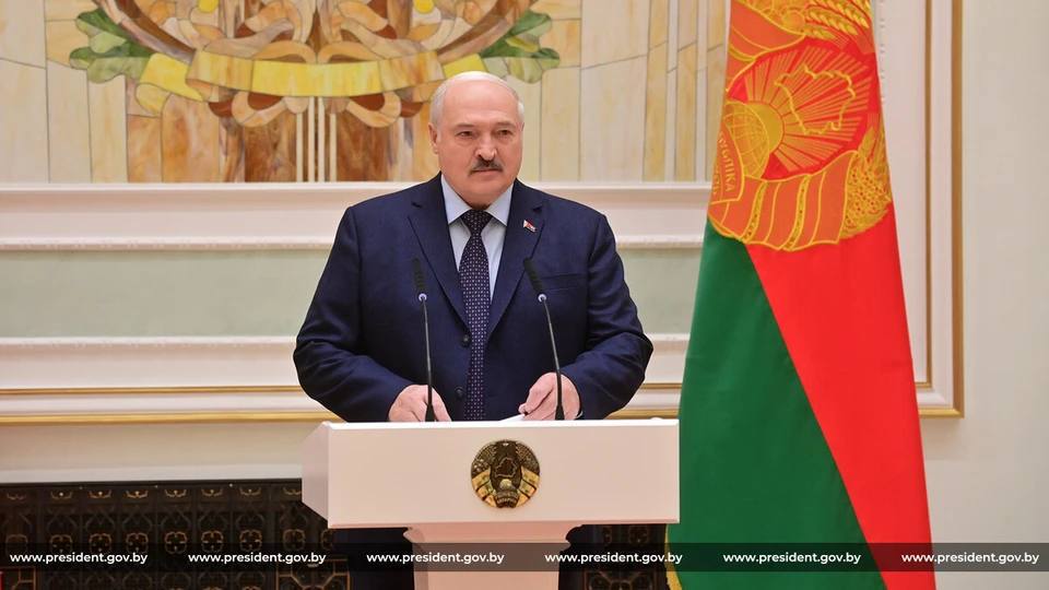 Президент Беларуси Александр Лукашенко поздравил соотечественниц с Днем матери Примите самые теплые поздравления с Днем матери Будучи душой и оберегом семьи вы заботливо создаете в доме уют и гармонию беззаветно посвящаете себя тому кто дорог чуткому материнскому сердцу Это одновременно и большое счастье и огромная ответственность Ваши мудрость терпение и любовь помогают находить верный путь в любых жизненных ситуациях Благодаря пониманию и поддержке мы достигаем успехов обретаем силу в трудные и порой судьбоносные моменты Особые слова признательности и уважения многодетным и приемным матерям за доброту и душевную щедрость Низкий поклон вам дорогие мамы Желаю крепкого здоровья и благополучия Пусть счастливый блеск детских глаз вдохновляет вас на новые свершения