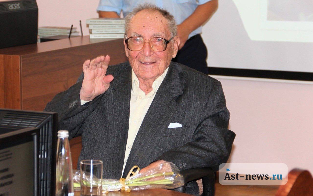 Прощание с Александром Марковым пройдёт в главной астраханской библиотеке Прощание с писателем краеведом почётным гражданином Астрахани Александром Марковым скончавшимся 29 октября на 95 м году жизни пройдёт в областной научной библиотеке имени Крупской Гражданская панихида состоится 31 октября в 12 часов по ул Эспланадная стр 14 Александр Сергеевич создавая краеведческие труды долгие десятилетия работал с первоисточниками в архивах и книжных хранилищах главной библиотеки региона Здесь писатель проводил творческие встречи с читателями и устраивал презентации своих книг Почти полвека Александр Марков вёл дневники ставшие основой его многотомного труда Ускользающее время Отпевание писателя пройдёт в церкви Сошествия Святого Духа на кладбище по улице Рождественского где тело писателя подзахоронят в могилу его жены   AST NEWS ru