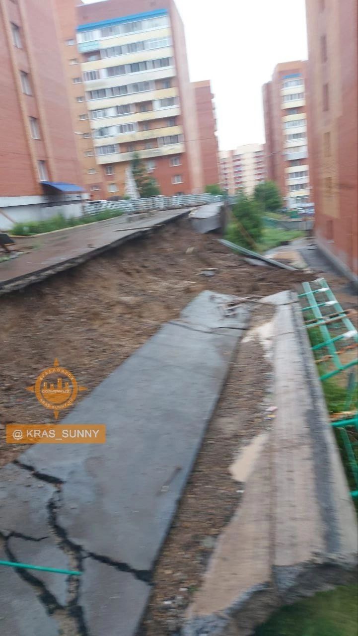 В мкрн. Солнечный в Красноярске обвалилась подпорная стена после дождя Обрушение произошло между домами по ул. 60 лет Образования СССР 58 и 56. Известно, что стена была признана аварийной, поэтому к ней был ограничен проезд. Пострадавших нет. Решается вопрос об устранении последствий обвала. ______ Оставить обращение