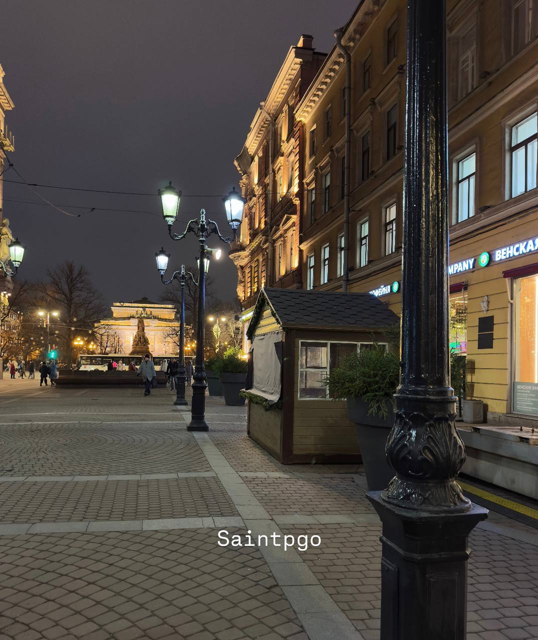 В Санкт-Петербурге 14 декабря откроются три рождественские ярмарки на Манежной, Московской и Дворцовой площадях, сообщили в пресс-службе Смольного.  На Манежной площади будет бесплатный каток, 20-метровая ель, домик Деда Мороза и детский паровозик.  Ярмарку на Московской площади оформят в честь 225-летия Александра Пушкина: там появятся Дуб с ученым котом, белочка, снежный шар, шахматы и сказочная книга.  На Дворцовой площади установят восьмиметровую снежную горку длиной 65 метров с покрытием, устойчивым к плюсовой температуре.     – жми тут  #спб #питер #петербург