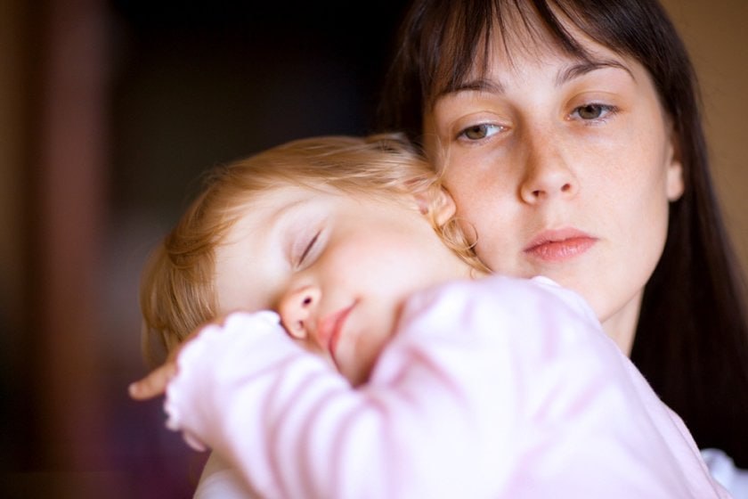 Родителей запрещающих детям общаться с родней после развода будут наказывать жестче Что изменится Правительство России поддержало проект поправок в КоАП усиливающий наказание для родителей которые препятствуют общению детей с родственниками Например если мать после развода не дает сыну общаться с отцом Предлагается повысить штраф до десяти тысяч рублей Сегодня он составляет от 2 тысяч до 3 тысяч рублей За повторное нарушение проект предусматривает штраф от 15 тысяч до 20 тысяч рублей Сейчас для тех кто уже не в первый раз прячет ребенка штраф составляет от 4 тысяч до 5 тысяч рублей Также за повторное нарушение предусмотрен административный арест сроком до пяти суток Подробнее в нашем материале rg ru 2025 11 13 materinskij instinkt html tgm Подписаться на Российскую газету в Читать нас в MAX