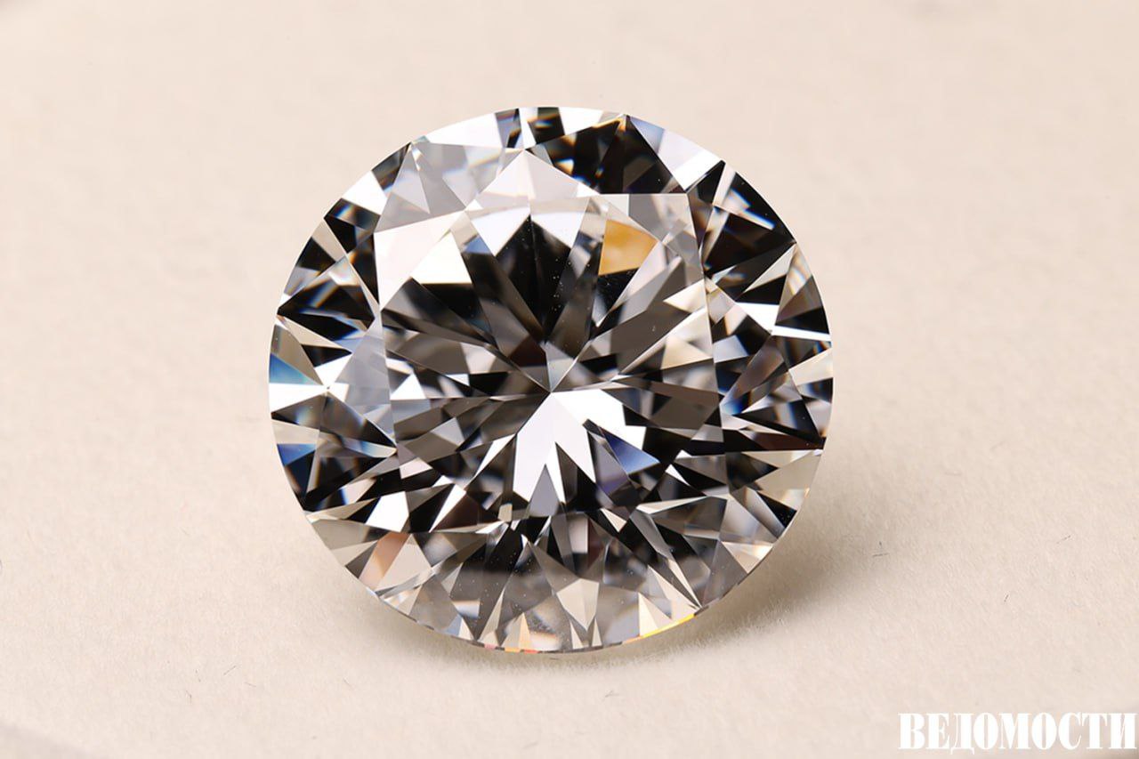 Цены на бриллианты в ноябре упали на 2 6 сообщило специализированное агентство Rapaport Снижение стоимости камней началось в июне на фоне опасений из за повышения импортных пошлин США С начала года бенчмарк RapNet Diamond Index RAPI для бриллиантов в 1 карат снизился на 7 7 Больше всего снижение затронуло бриллианты меньшего размера Для камней весом 0 30 карата индекс RAPI снизился на 6 или 12 1 с начала года Подпишитесь на Ведомости