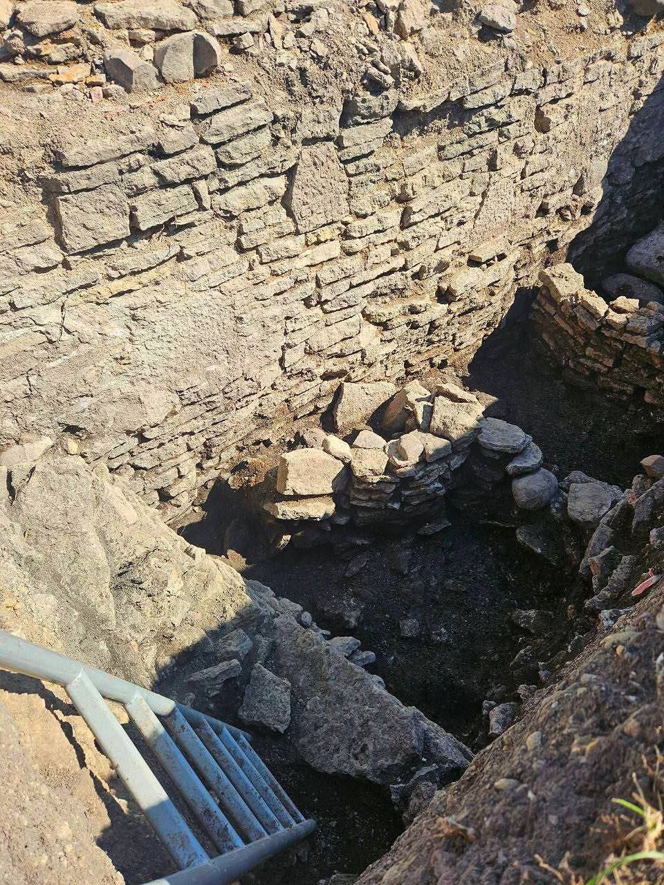 В Старой Ладоге нашли кладку X века Археологи обнаружили в Старой Ладоге каменную кладку относящуюся к эпохе князя Олега Вещего Находка сделана в стенах древней крепости в Ленинградской области Губернатор Ленобласти отметил что это первая находка такого рода По его словам исследование поможет глубже понять истоки русской государственности Историки напоминают первые укрепления Ладоги появились ещё в IX веке и были деревянными После набега 860 870 годов их заменили а уже в X веке возвели каменную цитадель Сейчас экспедиция слой за слоем расчищает скрытые веками стены rgsevzap
