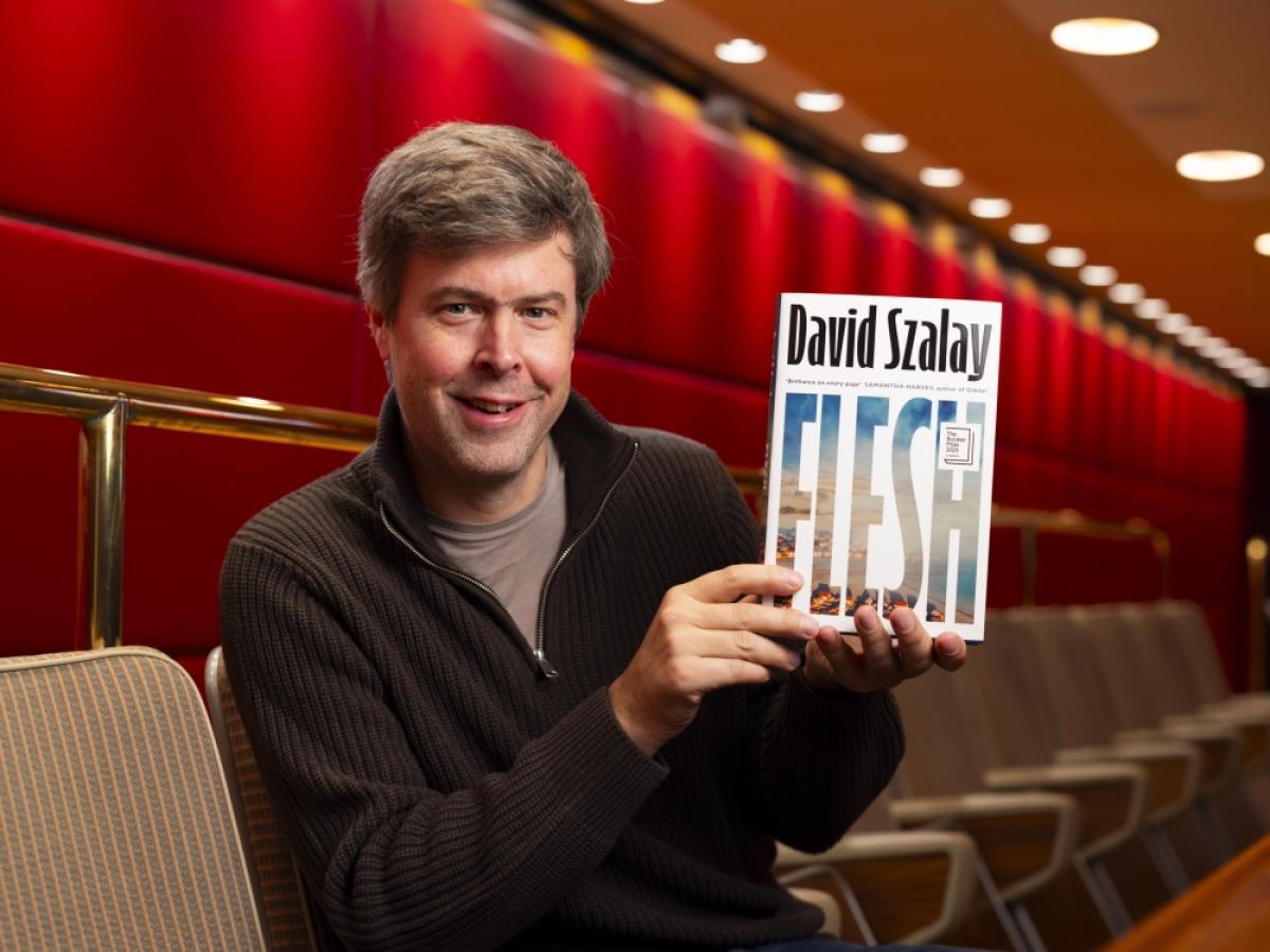 Букеровскую премию в 2025 году получил роман Плоть венгерского писателя Дэвида Салэя Это книга о мигранте который проходит путь от небогатой юности в Венгрии до водителя очень богатого человека в Лондоне Роман задает глубокие вопросы о том что движет жизнью что делает ее достойной и что разрушает ее Важно знать что Дэвид Салэй первый венгерско британский писатель удостоенный Букеровской премии Родившийся в Канаде Салай жил в Ливане Великобритании Венгрии а сейчас в Вене Он автор шести художественных произведений переведенных на более чем 20 языков В 2010 году Салэй вошел в список 20 лучших британских писателей моложе 40 лет по версии Telegraph а в 2013 году был выбран одним из лучших молодых британских романистов по версии Granta Салэй не единственный писатель венгерского происхождения удостоенный Букеровской или Международной Букеровской премии Ласло Краснахоркаи лауреат Нобелевской премии по литературе этого года получил Международную Букеровскую премию в 2015 году Фото David Parry for Booker Prize Foundation