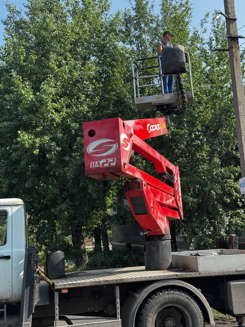 Сегодня в пгт Кленовый по улице Театральная была проведена работа по замене вышедших из строя ламп уличного освещения. Мероприятия по обслуживанию сетей, опор и светильников наружного освещения производится на постоянной основе. Такие работы обеспечивают бесперебойную подачу электроэнергии. Освещенные улицы повышают уровень благоустройства.