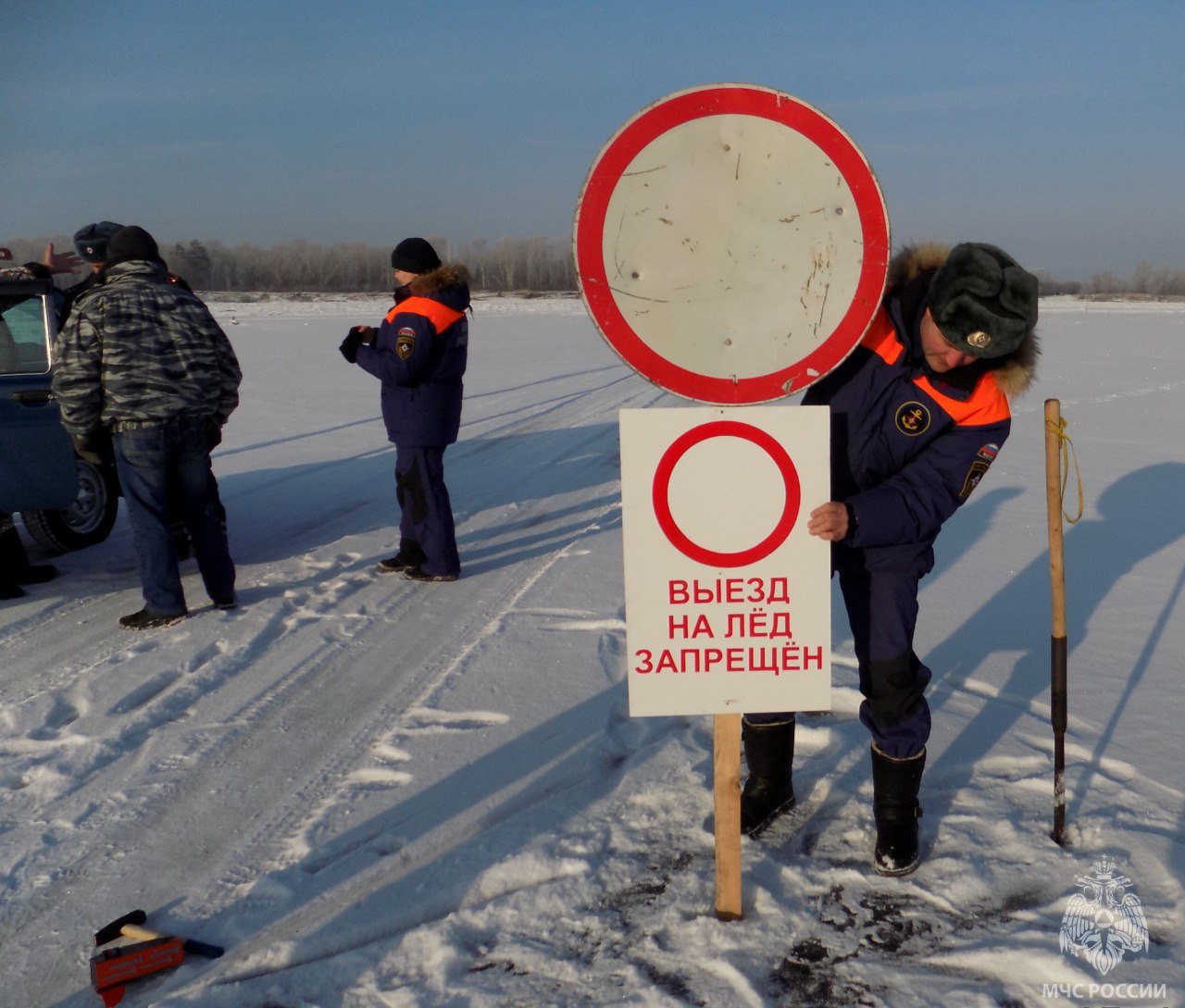 Ледовую переправу с. Быстрый Исток — с. Акутиха закрыли  Специалисты МЧС приняли решение ограничить работу переправы в связи с изменением толщины и структуры льда.  В данный момент на территории Алтайского края действует шесть ледовых переправ: — Бийский район: через р. Катунь с ООО «БГПК» до пос. Амурский — грузоподъемность до 30 тонн; — Шелаболихинский: с. Новообинцево — правый берег р. Обь  10 тонн ; — Шелаболихинский: с. Шелаболиха — с. Иня  4 тонн ; — Усть-Пристанский: с. Усть-Пристань — с. Чеканиха  7 тонн ; — Каменский район: г. Камень-на-Оби — Островная  10 тонн ; — Усть-Пристанский: с. Вяткино — с. Клепиково  10 тонн .  Фото: тг-канал МЧС