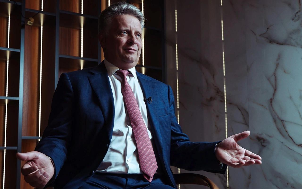 Перешел все границы Глава АвтоВАЗа о демпинге со стороны китайцев Глава АвтоВАЗа Максим Соколов заявил в интервью Ведомостям что демпинг со стороны китайских автопроизводителей перешел все мыслимые границы Он подчеркнул что скидки на китайские автомобили в 2025 году достигали 1 млн руб Однако как сообщил Соколов даже в такой ситуации автомобили Lada продаются существенно дешевле китайских Соколов также отметил что китайский автопром в отличие от российского не находится под санкциями и работает в совершенно других финансовых условиях с точки зрения возможности кредитования Ключевая ставка в КНР всего 3 а ставка ЦБ 16 5 Стоит учитывать и программу поддержки китайского автопрома при поставке машин на экспорт со стороны правительства отметил он Российский бизнес же три года назад столкнулся с дефицитом автомобилей и запчастей когда из России ушли крупные автоконцерны добавил Соколов