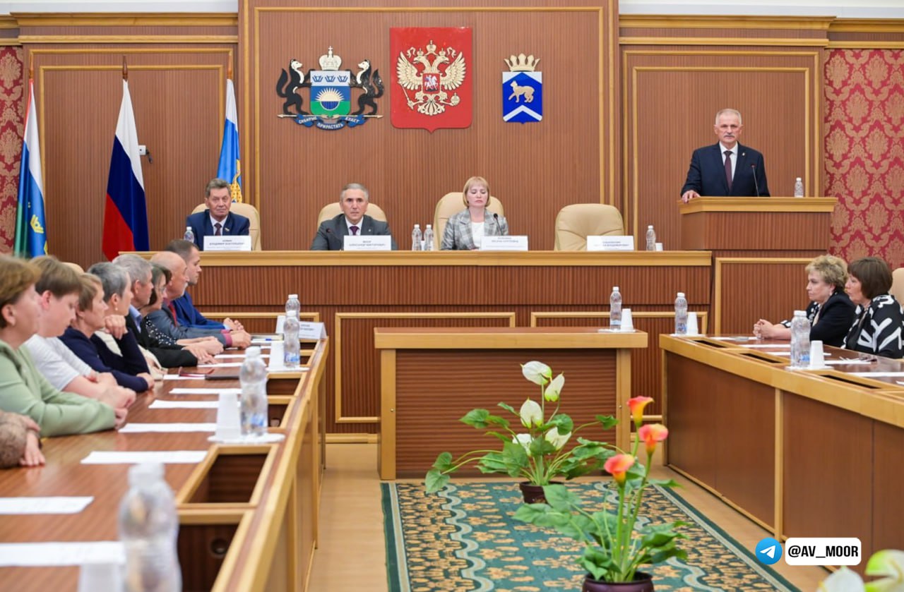 Сегодня Дума Исетского района рассмотрела вопрос о досрочном прекращении полномочий главы муниципалитета Николая Владимировича Теньковского. С 23 лет он трудится на благо Тюменской области: сначала в сельском хозяйстве, потом на муниципальной службе. В 2015 году возглавил Исетский район. За эти годы территория сделала заметный шаг вперёд: вырос промышленный и аграрный потенциал, реализуются инвестиционные проекты, создаются рабочие места. Изменения произошли и в социальной сфере. Газифицируются сёла, улучшается качество водо- и теплоснабжения, ремонтируются учреждения образования, здравоохранения, культуры. Во всех изменениях к лучшему – личный вклад Николая Владимировича. Он гиперответственен. Умеет находить общий язык с людьми, ценить, поддерживать, а в нужное время – поругать. За десять лет Николай Владимирович стал родным для Исетского района. Это заметно по эмоциям, которые сегодня испытывали депутаты. Поблагодарил Николая Владимировича за многолетнюю работу и верность делу. Уверен, его опыт еще пригодится региону. Обязанности главы территории будет исполнять первый заместитель Константин Леонидович Швецов. Конкурс на замещение должности руководителя Исетского муниципального округа осенью объявит уже новый состав местной думы. -канал губернатора Тюменской области – узнавайте важное первыми.