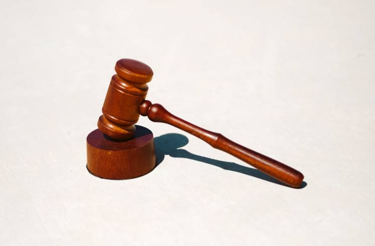 В Забайкалье осудили главу построившего танцующий мост Бывшую главу посёлка Приисковый Юлию Федорову приговорили к 3 5 годам условно за нарушения при строительстве пешеходного моста В 2018 2022 годах она организовала возведение моста без экспертиз принимала работы без проверки В 2023 году конструкция была повреждена ветром но вместо ремонта Фёдорова ограничилась косметическими мерами В апреле 2025 года из за этого на мосту погибла женщина которую сдуло ветром вместе с внуком Суд также взыскал с Фёдоровой 29 млн рублей ущерба и запретил ей занимать руководящие должности на 2 года Подробнее на нашем сайте