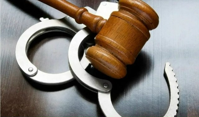 Улика в подарок Верхотурский районный суд приступил к рассмотрению уголовного дела о незаконном хранении наркотиков Дел такой категории в судах много этим увы никого не удивишь Однако этот случай выбивается из общей массы На скамье подсудимых оказался житель Верхотурского района Алексей В По версии обвинения в октябре прошлого года Алексей подарил пакетики с наркотическим средством общей массой не менее 0 71 гр своему знакомому некоему К Товарищ сперва спрятал смесь в куртке а затем попав под полицейский рейд выбрал для временного хранения весьма нестандартное место собственный рот Далее цитата из обвинительного заключения К убрал 2 пакетика с наркотиками себе в ротовую полость и хранил их таким образом до задержания сотрудниками полиции В отношении К и его гостеприимного друга были возбуждены уголовные дела Кроме передачи наркотиков товарищу Алексей обвиняется в том что приобрел посредством мессенджера в наркомагазине для личного употребления не менее 1 02 гр синтетического наркотического средства которое хранил по месту своего жительства Деяния подсудимого квалифицируются обвинением по ч 2 ст 228 Приобретение и хранение наркотиков и п б ч 3 ст 228 1 Незаконный сбыт наркотических средств в значительном размере Суду предстоит разобраться в этом непростом деле и дать оценку представленным сторонами доказательствам Следующее судебное заседание по делу состоится 4 февраля P S Товарищ Алексея спрятавший наркотики во рту уже осужден к лишению свободы на срок 4 года 1 месяц Верхотурский районный суд