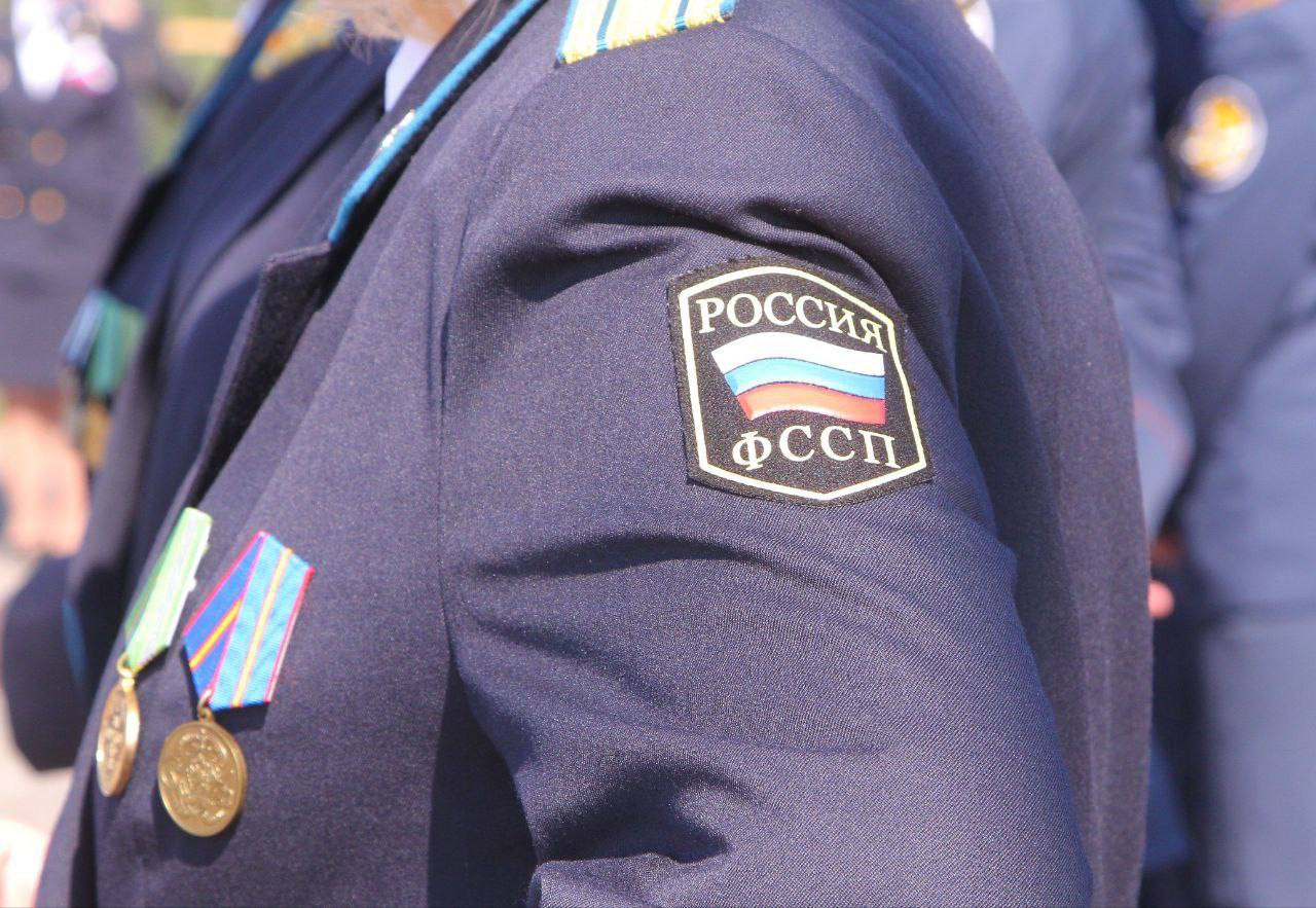 Судебные приставы взыскали с компании в Норильске более 2 млн рублей долга по зарплате в пользу бывшего сотрудника Техник механик проработавший на предприятии 8 лет уволился и потребовал компенсацию за 144 неиспользованных выходных дня в которые он работал по приказу Компания отказалась платить но суд удовлетворил иск работника Общая сумма долга включая проценты и компенсацию морального вреда составила 2 млн 44 тыс рублей Приставы арестовали 150 объектов недвижимости 13 транспортных средств и заблокировали счета предприятия Задолженность была списана в полном объеме Отправить сообщение Наш чат