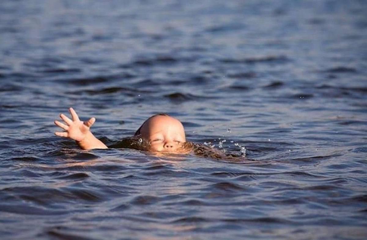 Сергей Меликов напомнил о правилах безопасности на воде Глава Дагестана Сергей Меликов обратился к жителям республики и туристам с призывом соблюдать меры безопасности на водоёмах. «Вновь обращаюсь к дагестанцам и нашим гостям: берегите себя, надевайте спасательные жилеты, круги, нарукавники, держитесь ближе к берегу, не устраивайте опасные игры на воде. Родителей прошу не терять ни на минуту из виду детей. Говорят ведь: дети тонут молча. Главам муниципальных образований следует проконтролировать безопасность на водоёмах, обеспечить для этого нужные знаки, ограждения, рейды. А всех отдыхающих прошу отнестись с пониманием: всё это только ради вашей безопасности!», — заявил Сергей Меликов.