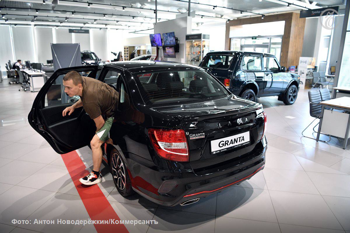 Автоваз в январе 2026 года проведет индексацию цен на автомобили Lada в среднем на 0 5 по всему модельному ряду а также значительно снизит стоимость флагманского седана Aura и универсала Largus сообщили в пресс службе компании Цена Lada Aura снизится на 354 тыс руб до 2 25 млн руб 14 Lada Largus подешевеет на 73 тыс руб до 1 59 млн руб 3 8 Цены на автомобили семейства Lada Vesta практически не изменятся Несмотря на объективные инфляционные факторы 2025 года и вводимые налоговые изменения мы нашли возможность сокращения издержек для удержания цен текущего года в 2026 году отметил глава автоконцерна Максим Соколов Автоваз также подтвердил планы по обновлению модельного ряда включая запуск кроссовера Azimut оснащение Niva Legend новым двигателем объемом 1 8 литра и вывод на рынок Vesta Sport Подписывайтесь на Ъ в Telegram в MAX Оставляйте бусты