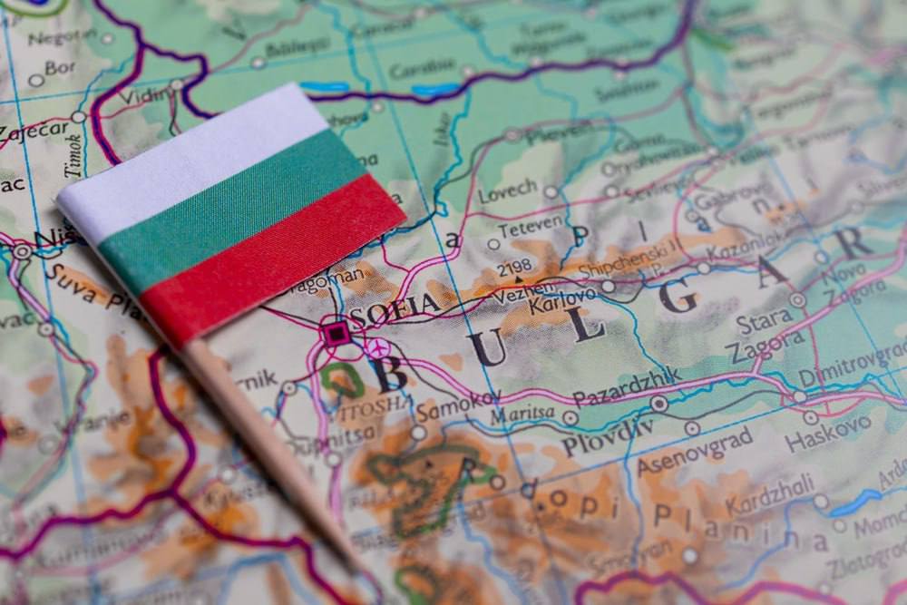 Консульство Болгарии в Петербурге приостановило прием документов на визы С 3 июня консульство временно не принимает заявления на долгосрочные визы типа D и болгарские документы, с 10 июня — на туристические краткосрочные визы типа С, сообщает Ассоциация Туроператоров России АТОР . Причина неизвестна. При этом на официальном сайте нет соответствующих объявлений. По данным АТОР, слотов в визовом центре нет до 16 июня. Прием документов приостановлен и в Москве, уточняет ассоциация. Фото: aileenchik / Shutterstock