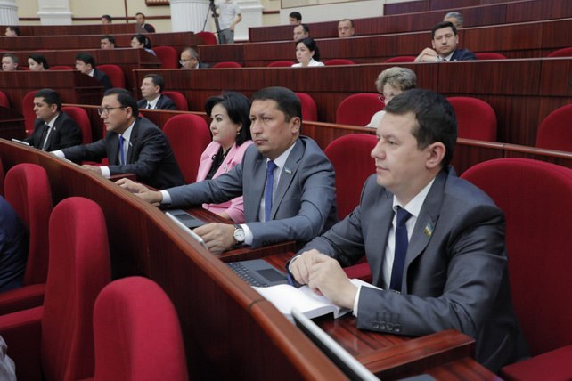 Депутаты утвердили изменения в Кодекс об административной ответственности На заседании Законодательной палаты Олий Мажлиса в первом чтении был концептуально рассмотрен проект закона О внесении дополнений и изменений в Кодекс Республики Узбекистан об административной ответственности разработанный группой депутатов на основе права законодательной инициативы English O zbek tilida Ўзбек тилида На русском iOS Android