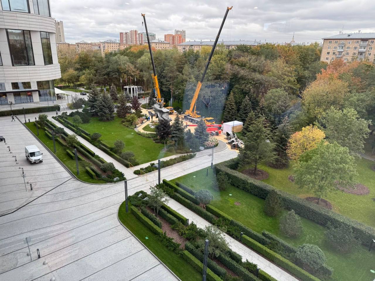 Большая Глина 4 теперь на юго западе Москвы Похожую на неё скульптуру устанавливают у метро Новаторская на Ленинском проспекте