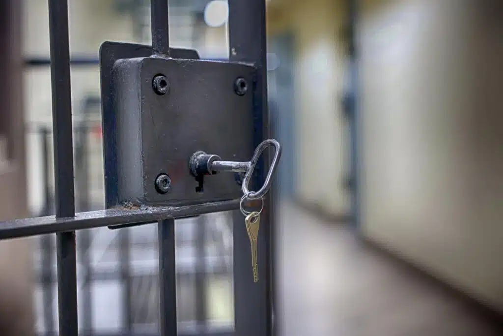 В Германии задержали экс подчиненного Кайрата Кожамжарова Задержан бывший главный транспортный прокурор Казахстана Максат Дуйсенов объявленный в розыск с 29 августа По данным МВД его нашли в городе Фюрт Разыскиваемый был установлен и взят под стражу немецкими правоохранительными органами в рамках международного сотрудничества по линии Интерпола отмечается в сообщении Дуйсенов ранее работал под руководством Кайрата Кожамжарова против которого в сентябре начато расследование по подозрению в превышении полномочий и легализации преступных доходов В 2016 2018 годах Дуйсенов был замглавы Антикоррупционной службы позже главный транспортный прокурор фото shutterstock kursivm kursiv news