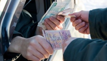  В Нурлатском районе инспектора ГИБДД обвиняют в получении взятки от грузоперевозчика Старшему инспектору безопасности дорожного движения ОГИБДД ОМВД России по Нурлатскому району предъявили обвинение в получении взятки. По версии следователей, полицейский потребовал от руководства транспортной компании, осуществляющей грузоперевозки сырой нефти, ежемесячно передавать ему 50 тысяч рублей за беспрепятственное прохождение и технический осмотр принадлежащих ей автомобилей. Инспектора поймали после получения взятки. Его заключили под стражу. Проводятся следственные действия, направленные на установление всех обстоятельств произошедшего, а также выявление дополнительных эпизодов. Подпишитесь: